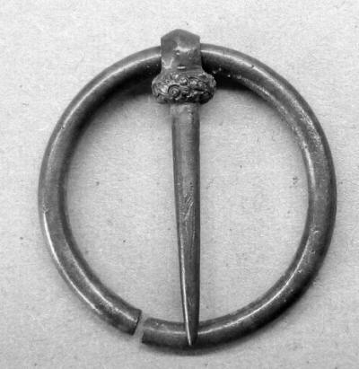 ring brooch